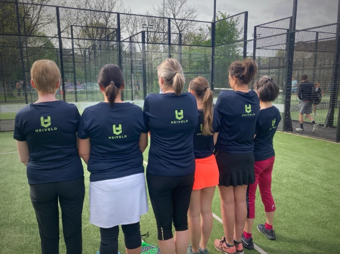 Padelteam in navy sportshirts met clublogo – clubkledij door Equi Prints