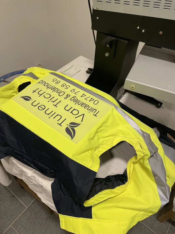 Fluo werkjas bedrukt met logo voor Tuinen Van Tricht – Equi Prints