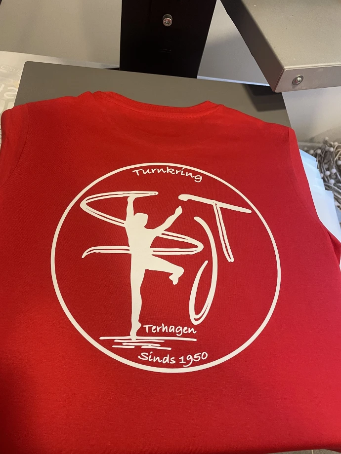 Rood T-shirt met logo van Turnkring Terhagen – Equi Prints