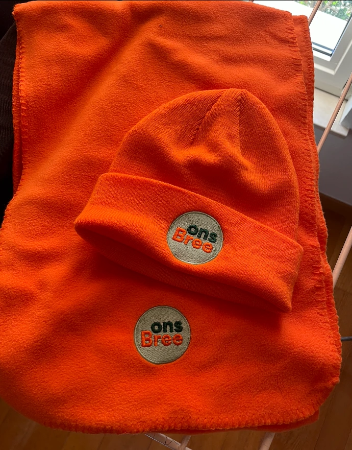 Oranje handdoek en muts met logo – merchandise door Equi Prints