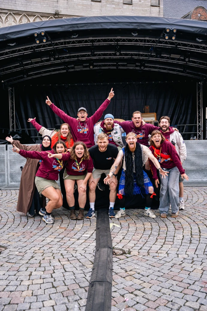 Groep in bordeaux hoodies voor de Dag van de Jeugdbeweging – Equi Prints