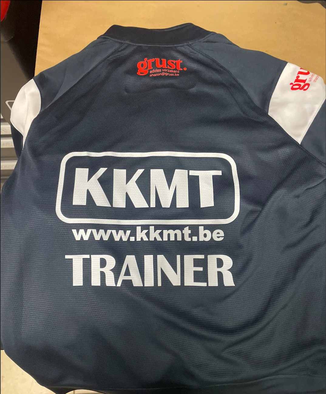 Trainersshirt met KKMT-logo en opdruk Trainer – Equi Prints